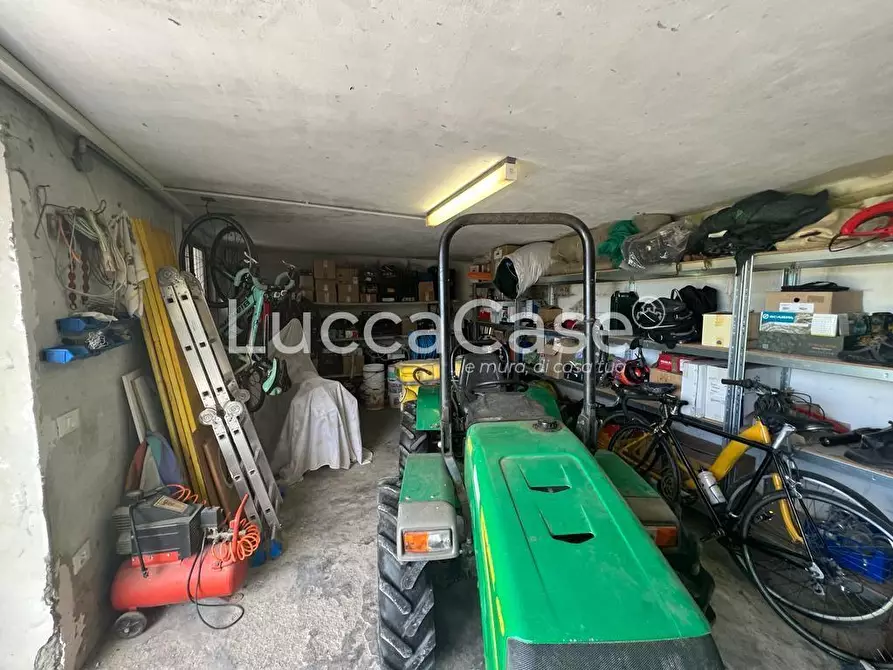 Immagine 50 di Villa in vendita  a Capannori