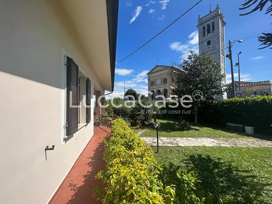 Immagine 10 di Villa in vendita  a Capannori