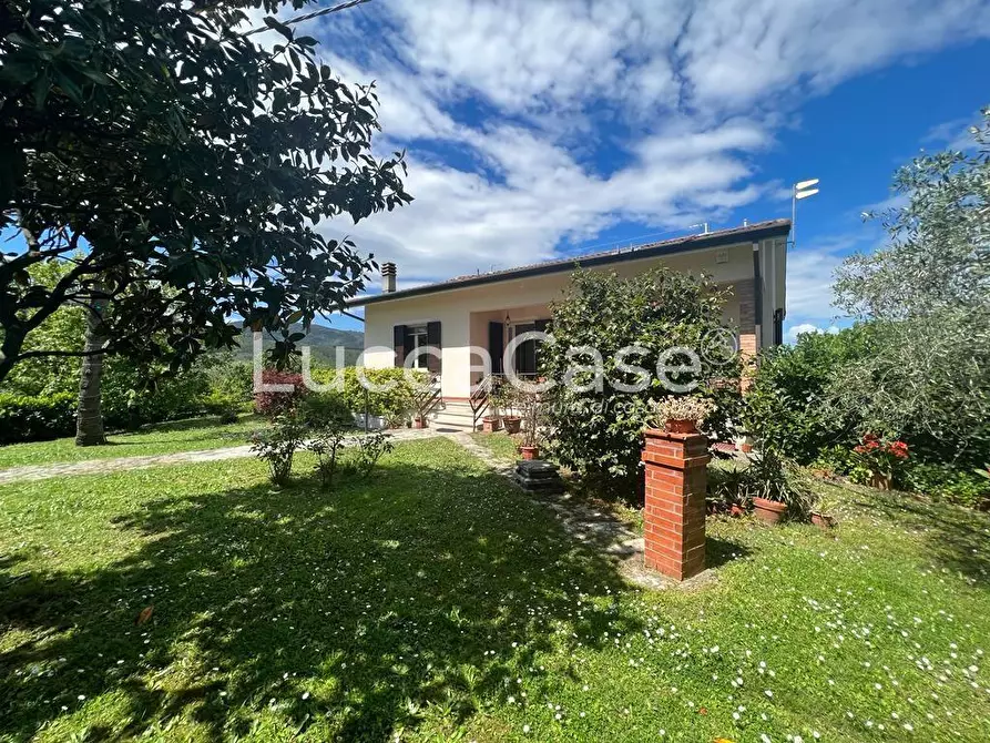Immagine 2 di Villa in vendita  a Capannori