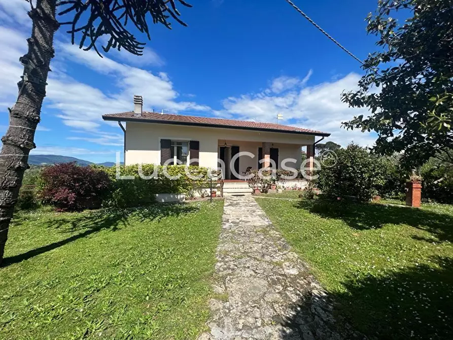 Immagine 1 di Villa in vendita  a Capannori