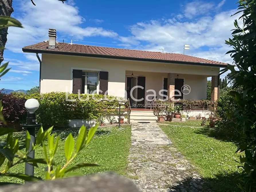 Immagine 7 di Villa in vendita  a Capannori