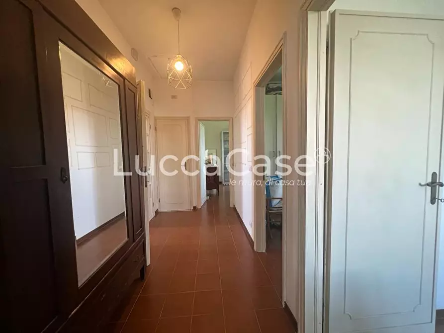 Immagine 38 di Villa in vendita  a Capannori