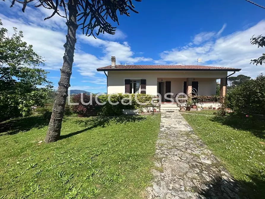 Immagine 5 di Villa in vendita  a Capannori