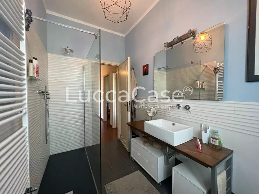 Immagine 37 di Villa in vendita  a Capannori