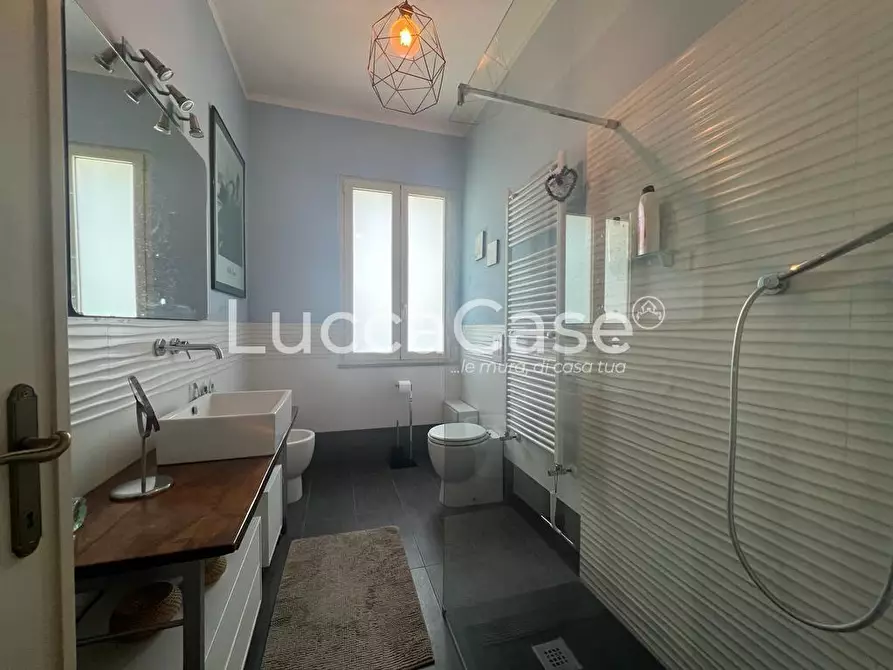 Immagine 36 di Villa in vendita  a Capannori