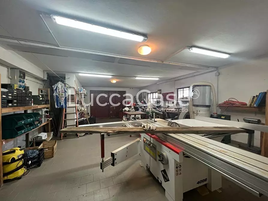 Immagine 49 di Villa in vendita  a Capannori