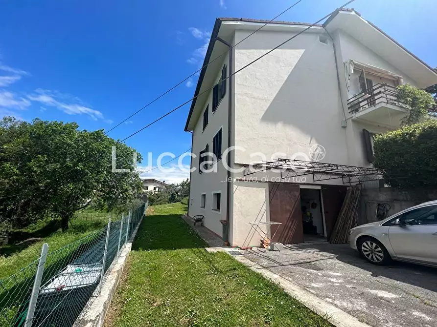 Immagine 16 di Villa in vendita  a Capannori