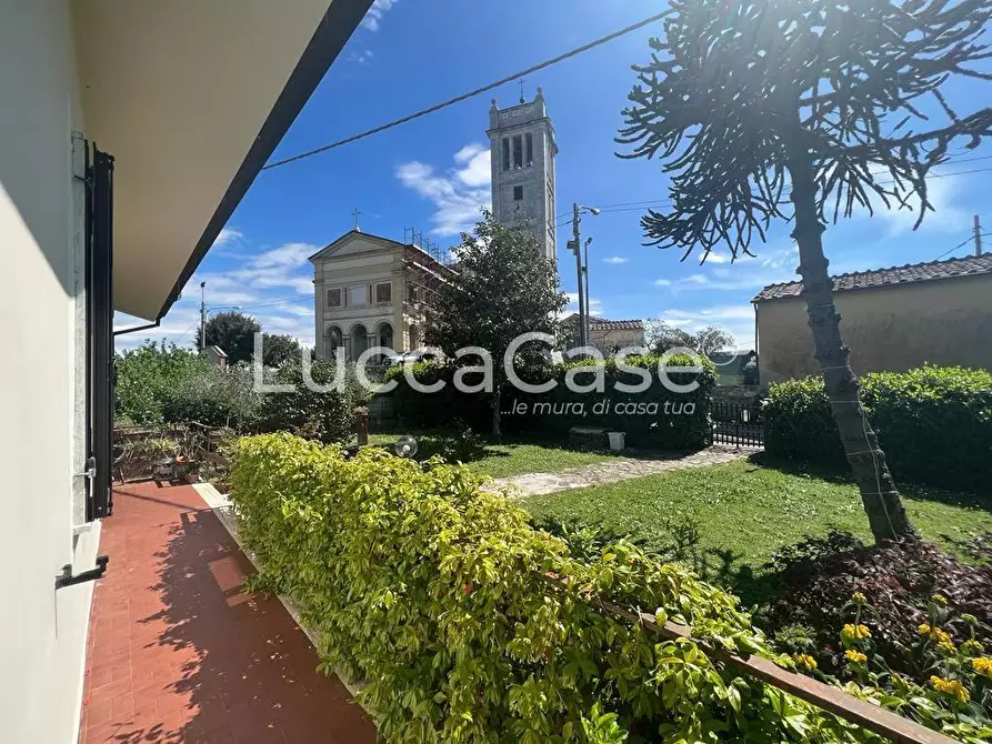 Immagine 9 di Villa in vendita  a Capannori