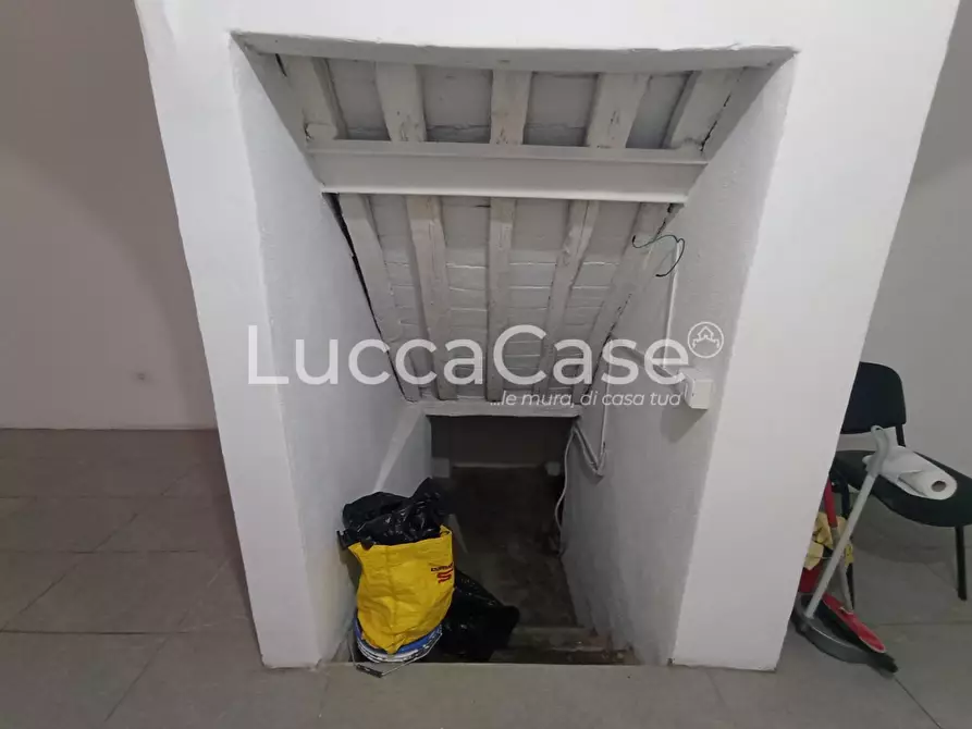Immagine 8 di Locale commerciale in affitto  a Lucca