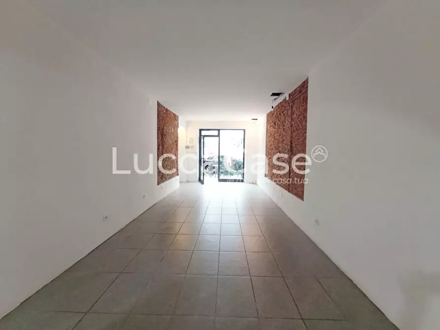 Immagine 2 di Locale commerciale in affitto  a Lucca