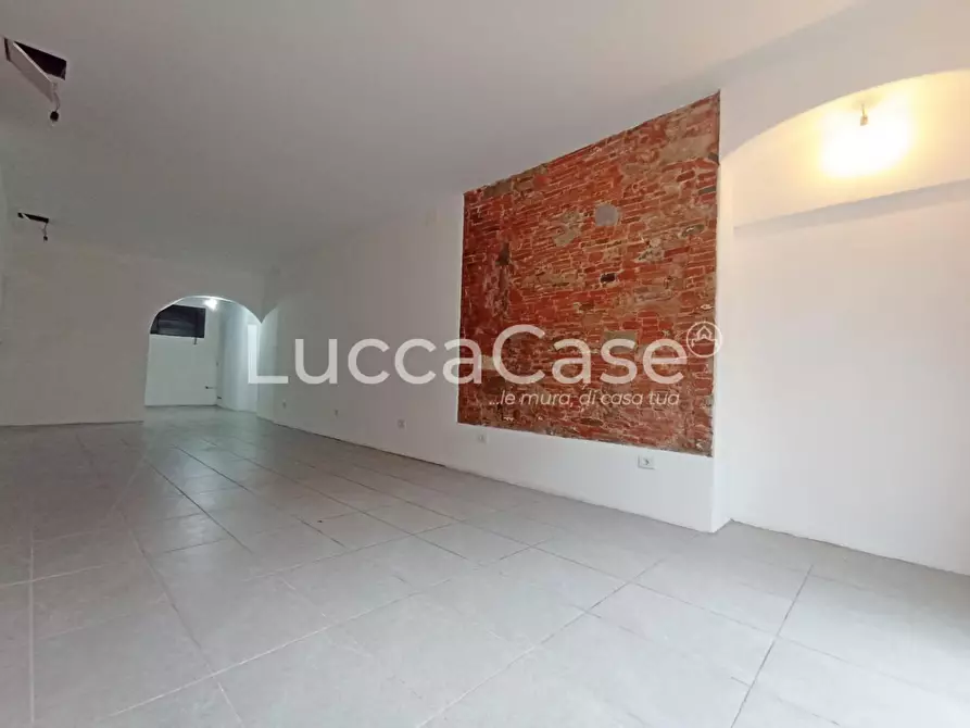 Immagine 4 di Locale commerciale in affitto  a Lucca