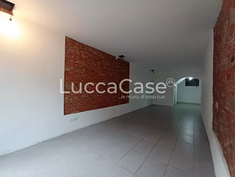 Immagine 5 di Locale commerciale in affitto  a Lucca