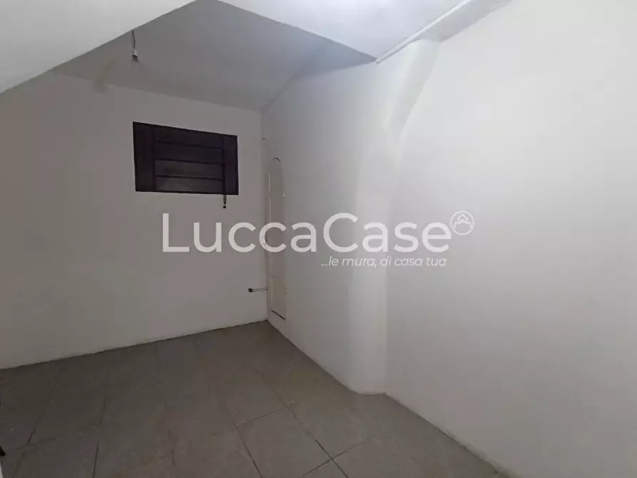 Immagine 6 di Locale commerciale in affitto  a Lucca