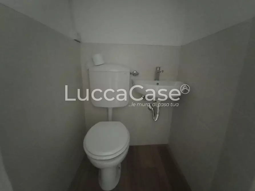 Immagine 9 di Locale commerciale in affitto  a Lucca