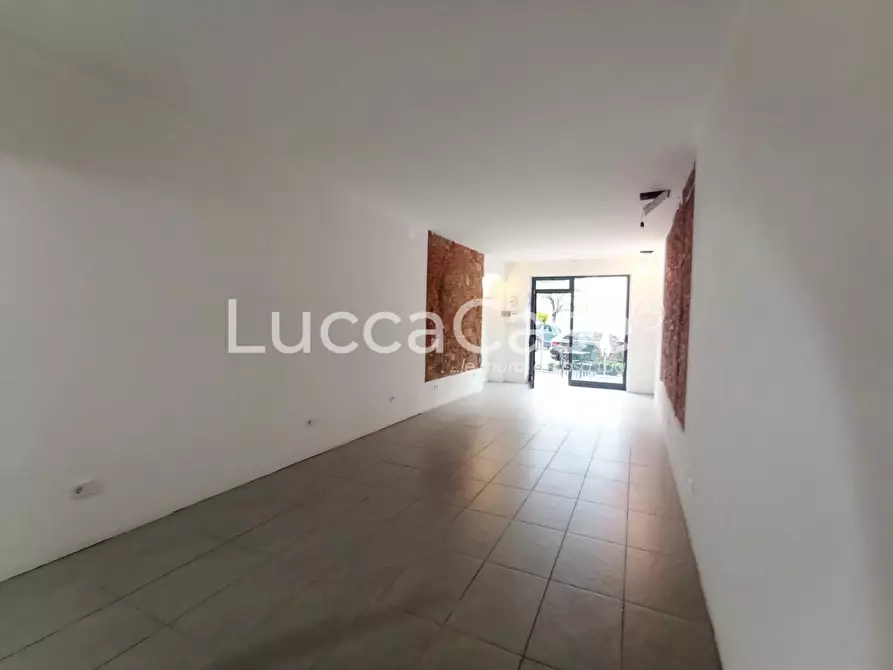 Immagine 3 di Locale commerciale in affitto  a Lucca