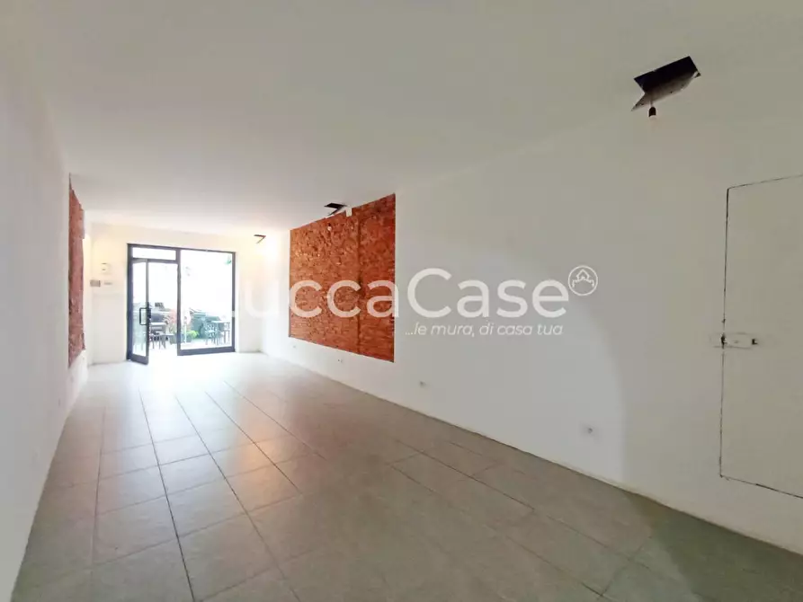 Immagine 1 di Locale commerciale in affitto  a Lucca