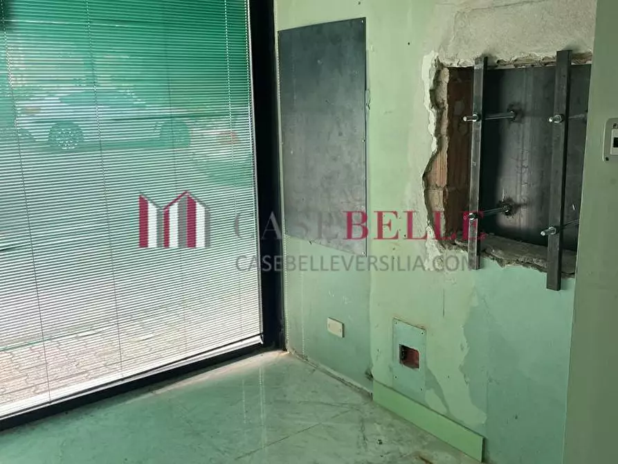 Immagine 2 di Locale commerciale in affitto  a Massa