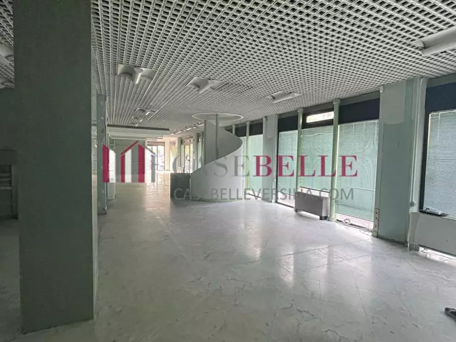 Immagine 1 di Locale commerciale in affitto  a Massa