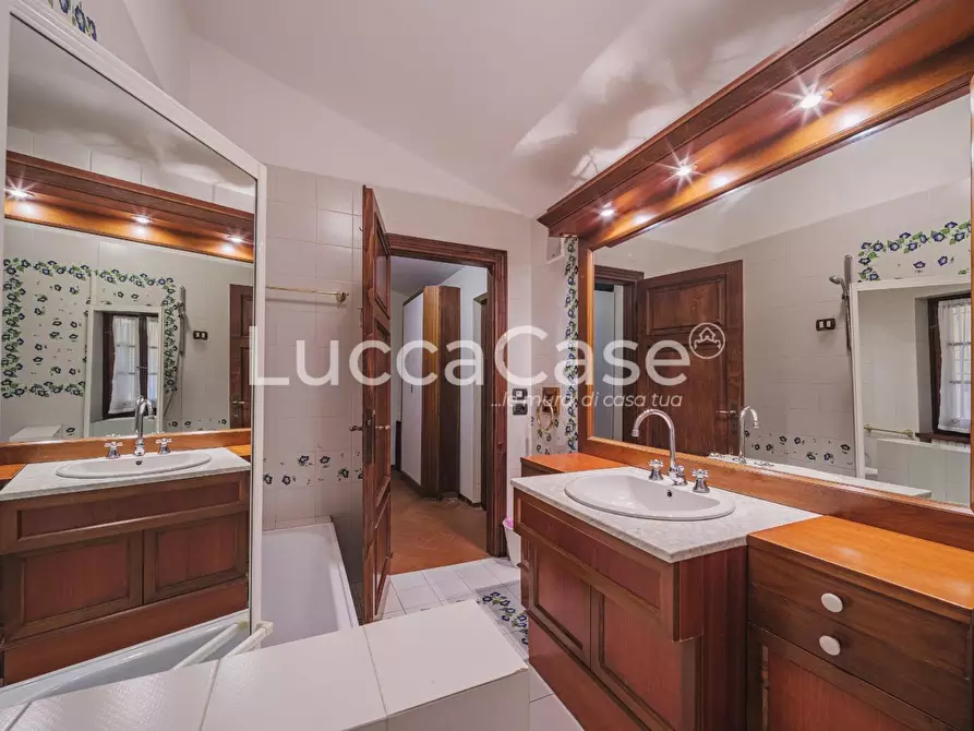 Immagine 29 di Casa colonica in vendita  a Capannori