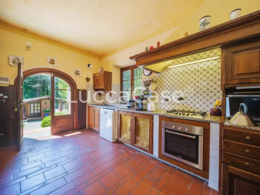 Immagine 12 di Casa colonica in vendita  a Capannori