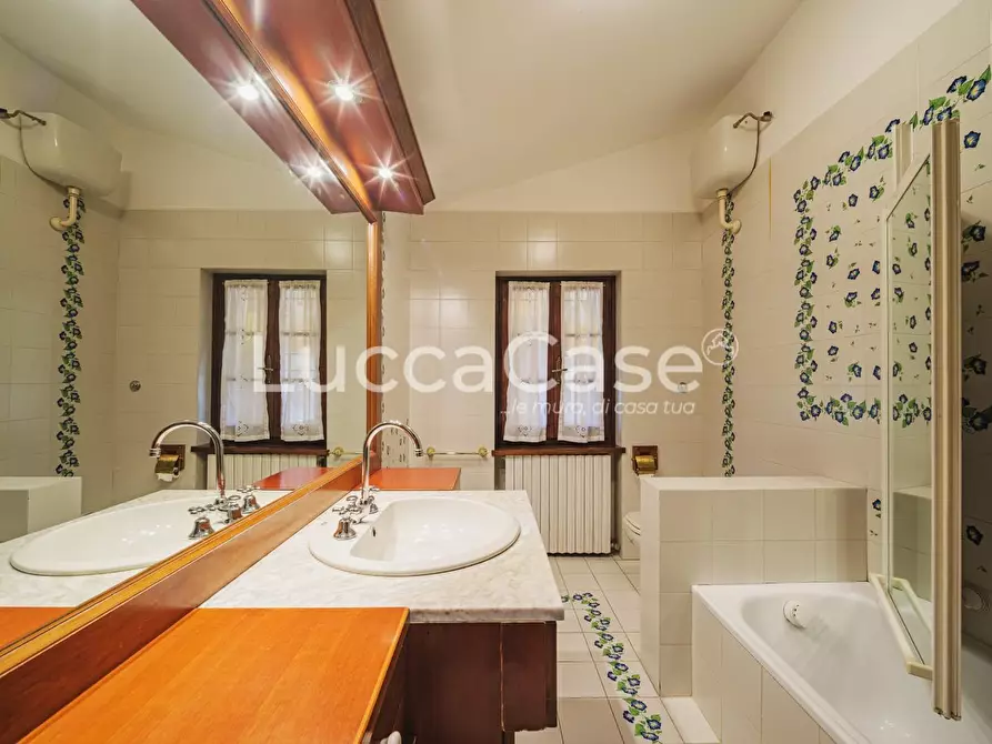 Immagine 44 di Casa colonica in vendita  a Capannori