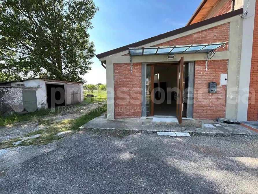 Immagine 17 di Locale commerciale in vendita  a San Giuliano Terme