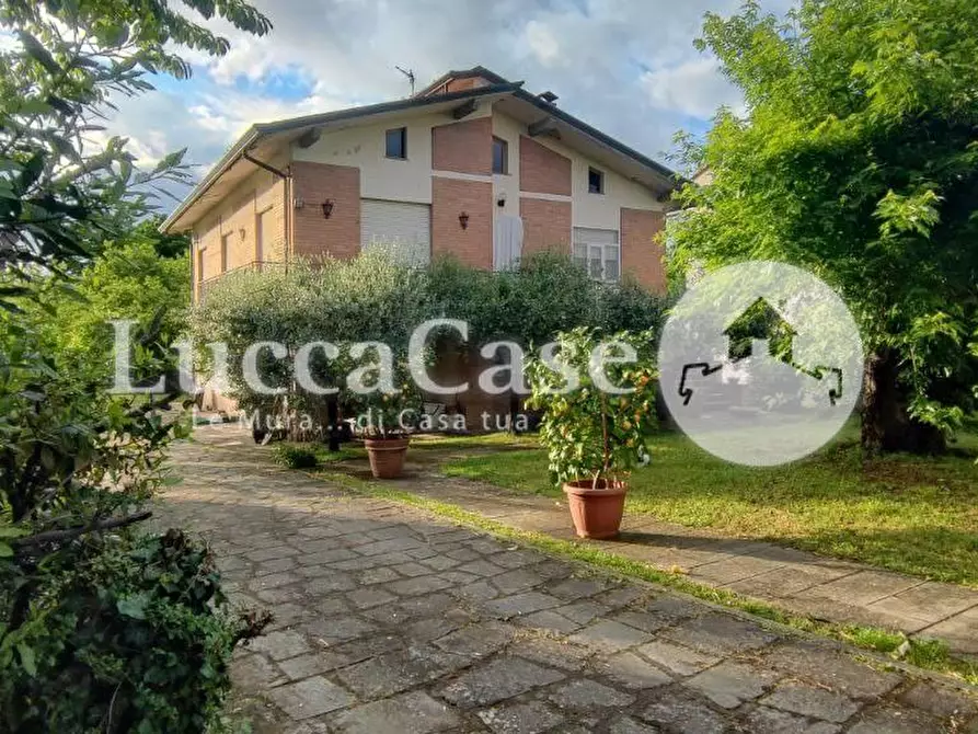 Immagine 1 di Villa in vendita  a Capannori