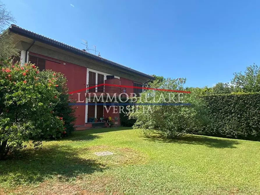 Immagine 2 di Villa in vendita  a Massa