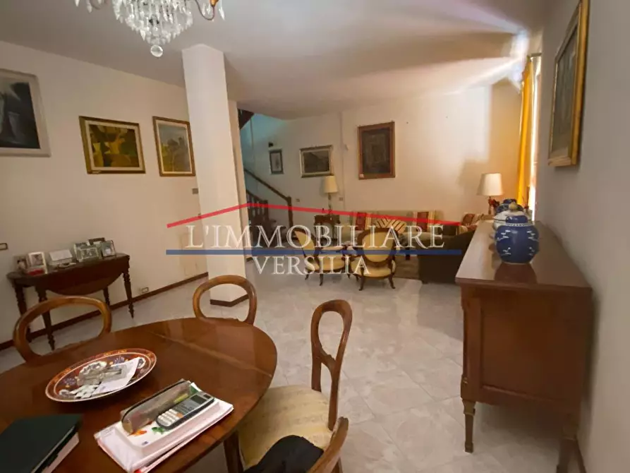 Immagine 11 di Villa in vendita  a Massa