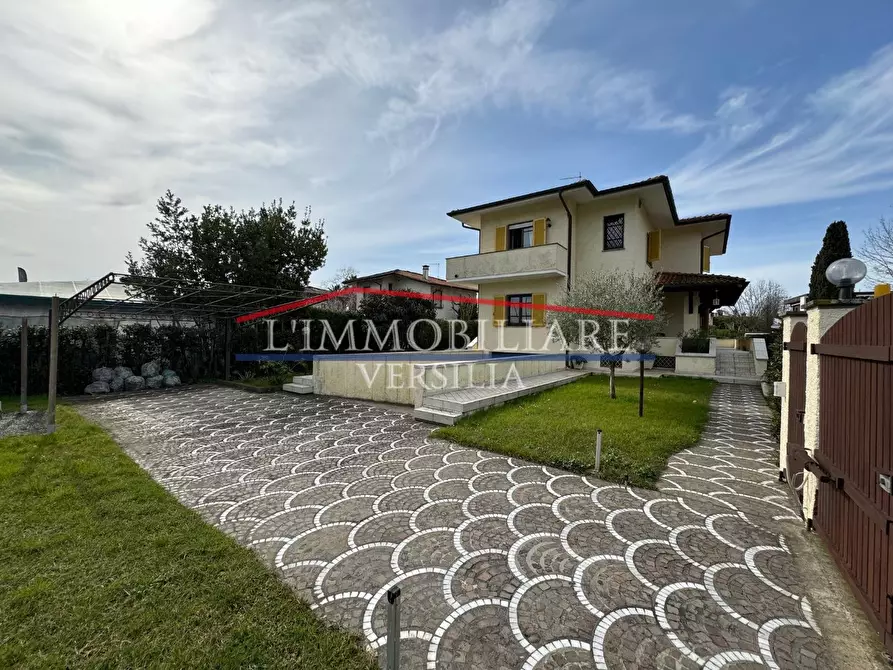 Immagine 3 di Villa in vendita  a Forte Dei Marmi