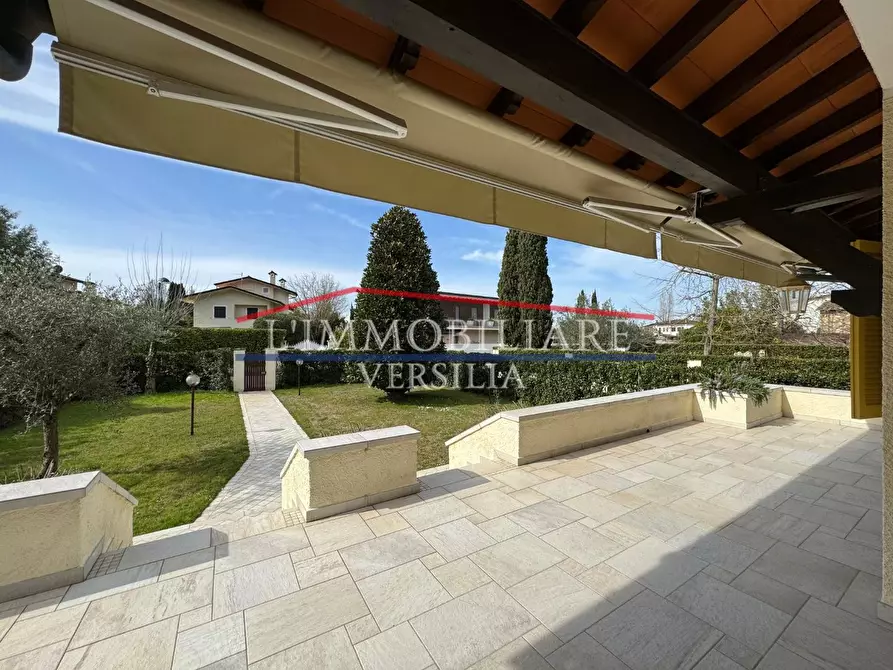 Immagine 2 di Villa in vendita  a Forte Dei Marmi