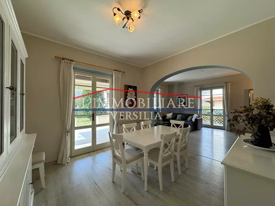 Immagine 8 di Villa in vendita  a Forte Dei Marmi