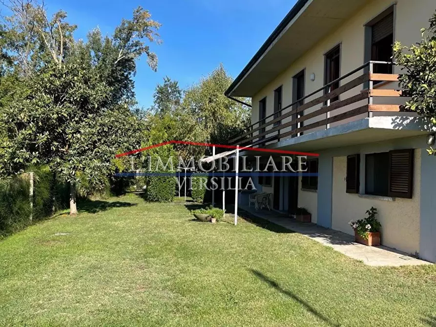 Immagine 2 di Villa in vendita  a Forte Dei Marmi
