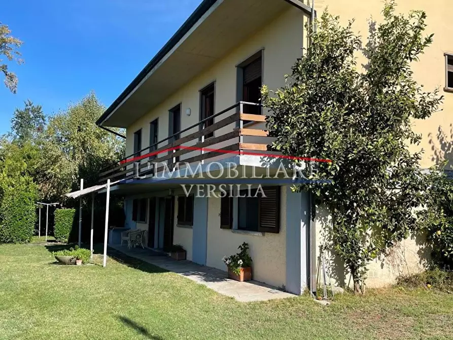 Immagine 1 di Villa in vendita  a Forte Dei Marmi
