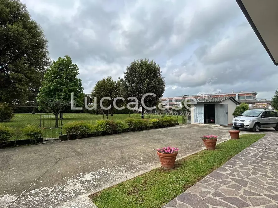 Immagine 18 di Villa in vendita  a Porcari