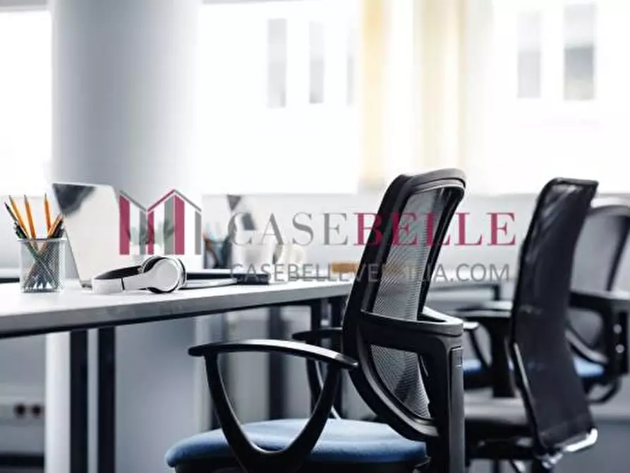 Immagine 1 di Ufficio in affitto  a Camaiore