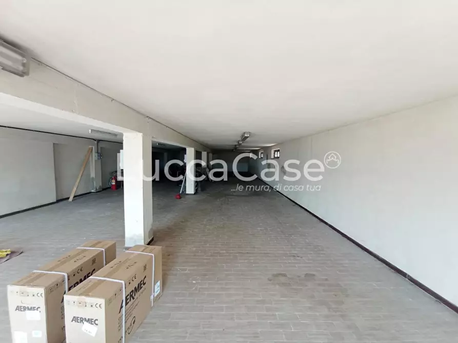 Immagine 12 di Locale commerciale in affitto  a Capannori