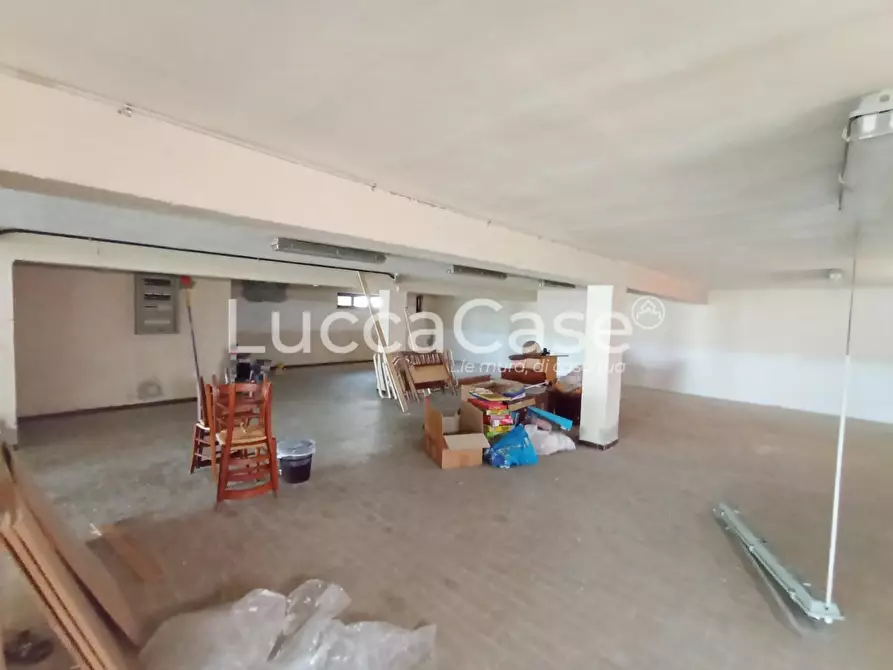 Immagine 15 di Locale commerciale in affitto  a Capannori