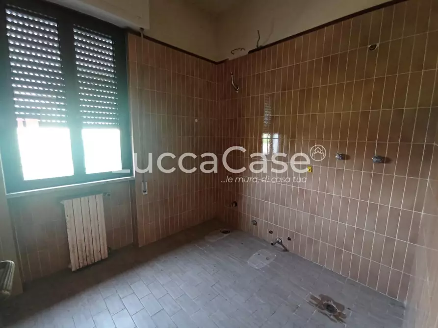 Immagine 9 di Locale commerciale in affitto  a Capannori