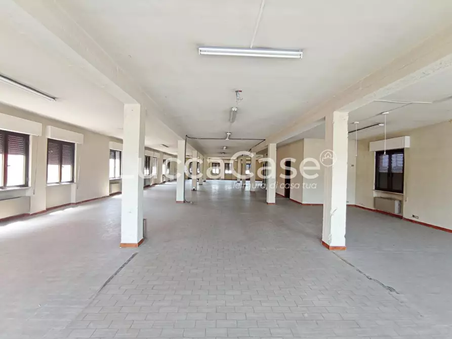 Immagine 2 di Locale commerciale in affitto  a Capannori