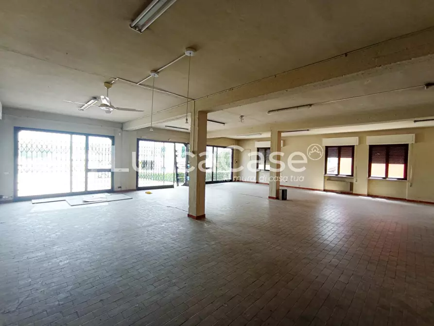 Immagine 4 di Locale commerciale in affitto  a Capannori