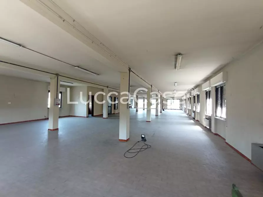 Immagine 6 di Locale commerciale in affitto  a Capannori