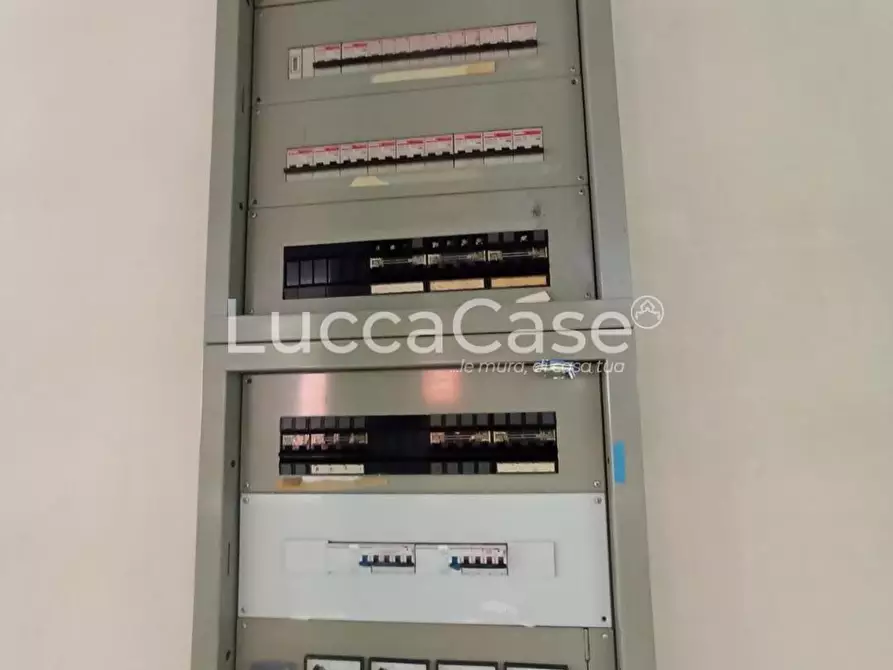 Immagine 8 di Locale commerciale in affitto  a Capannori