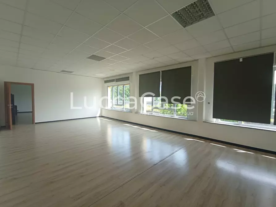 Immagine 4 di Ufficio in affitto  a Lucca