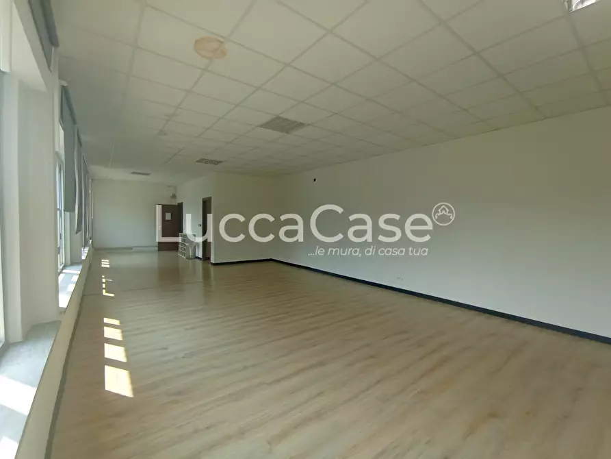 Immagine 3 di Ufficio in affitto  a Lucca