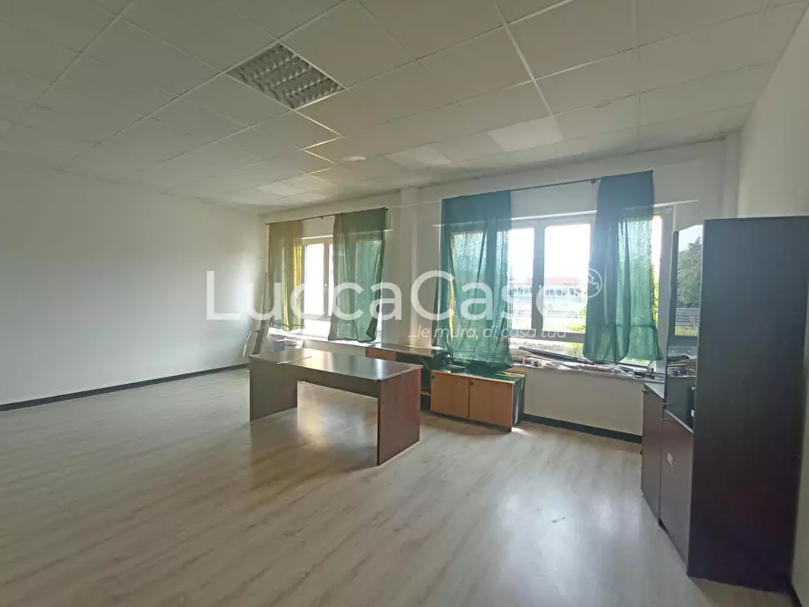 Immagine 6 di Ufficio in affitto  a Lucca