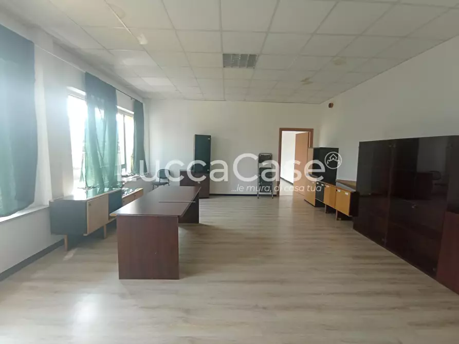 Immagine 7 di Ufficio in affitto  a Lucca