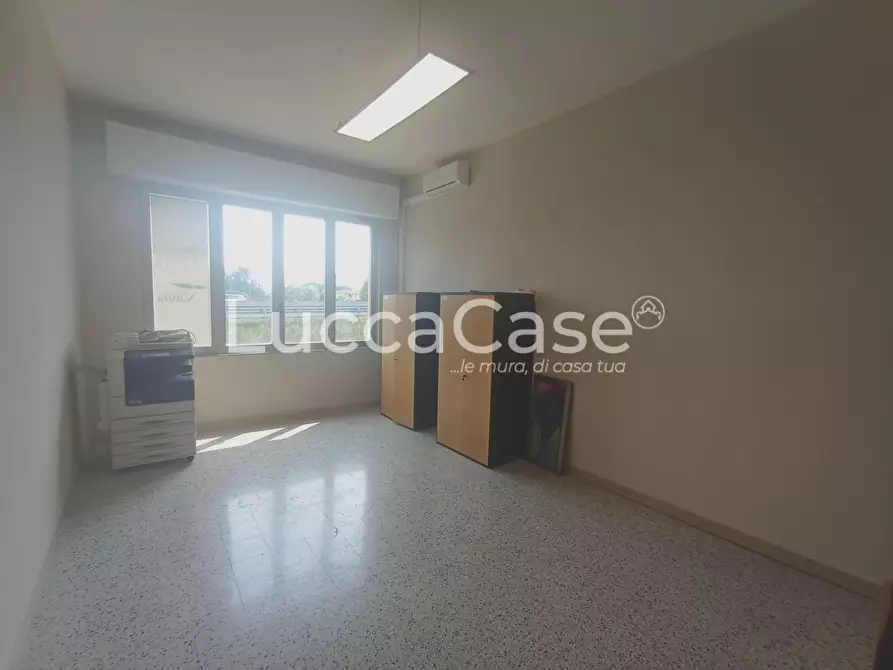 Immagine 8 di Ufficio in affitto  a Lucca