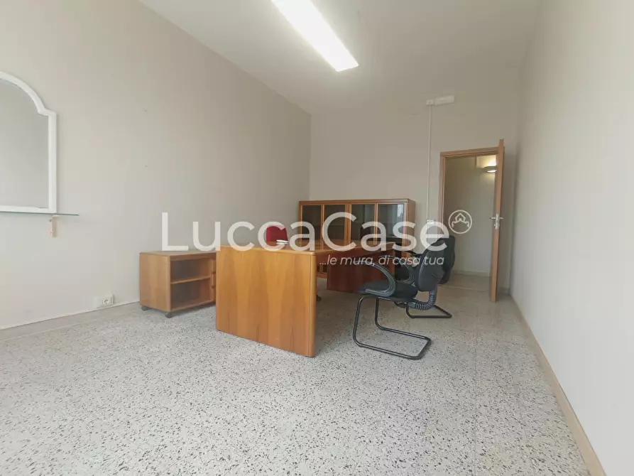 Immagine 10 di Ufficio in affitto  a Lucca