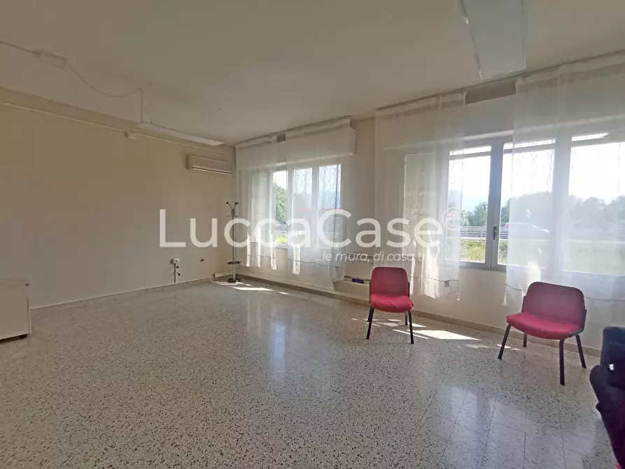 Immagine 17 di Ufficio in affitto  a Lucca